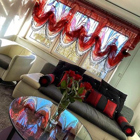 Luxury Red Apartment By Marta ラドム エクステリア 写真